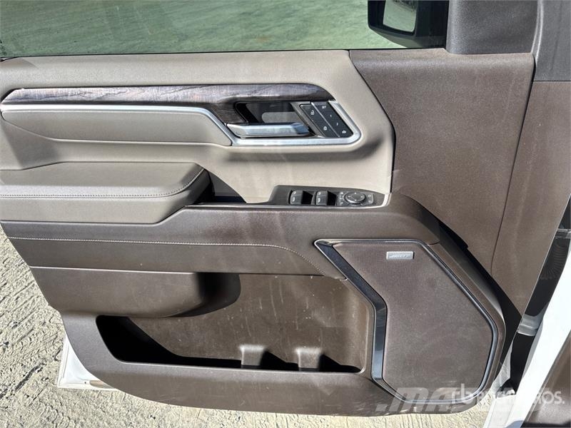 Chevrolet Silverado 2500 HD LTZ 4x4 Crew Cab Pickup Otros