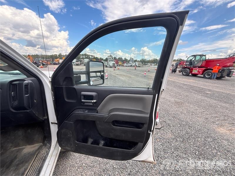 Chevrolet Silverado 2500 4x4 Crew Cab Pickup その他