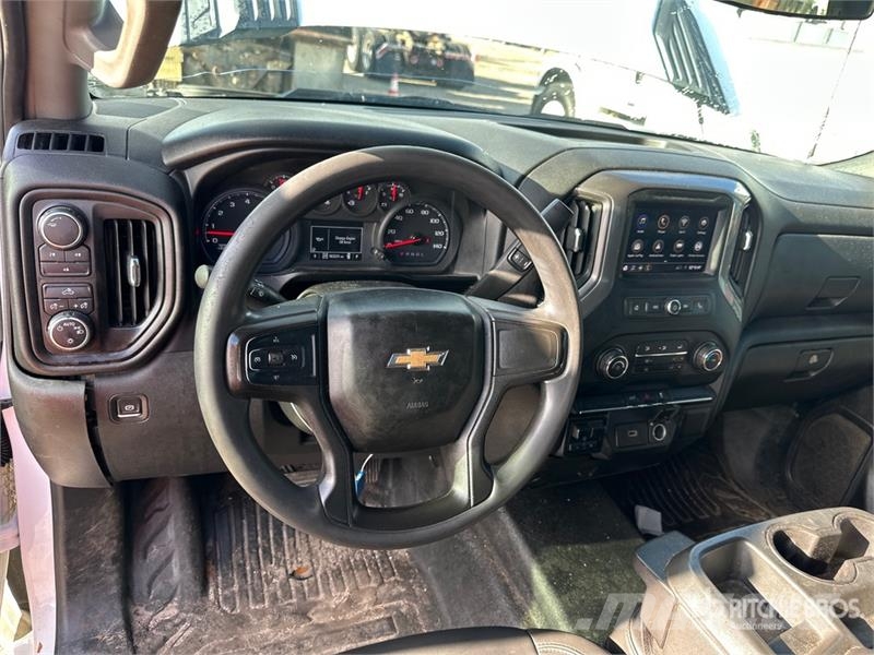 Chevrolet Silverado 2500 Custom 4x4 Crew Cab Pickup Další