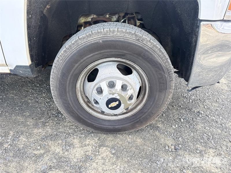 Chevrolet Silverado 2500HD 4x2 Crew Cab Utility Truck Vieglais kravas automobilis/izkraušana no sāniem