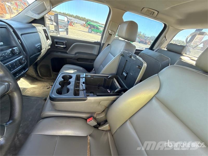 Chevrolet Silverado 2500HD HD 4x2 Crew Cab 100 gallon fuel t Utilitaire benne