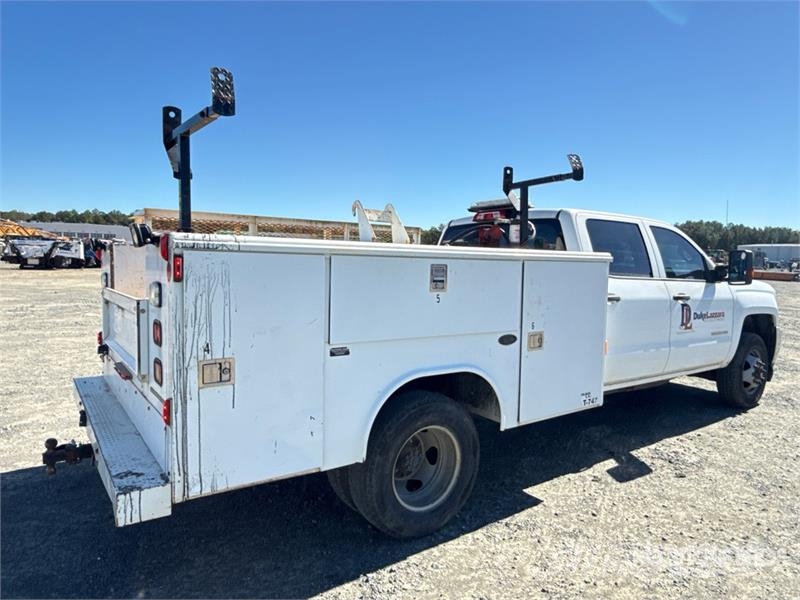Chevrolet Silverado 2500HD HD 4x2 Crew Cab 100 gallon fuel t Utilitaire benne