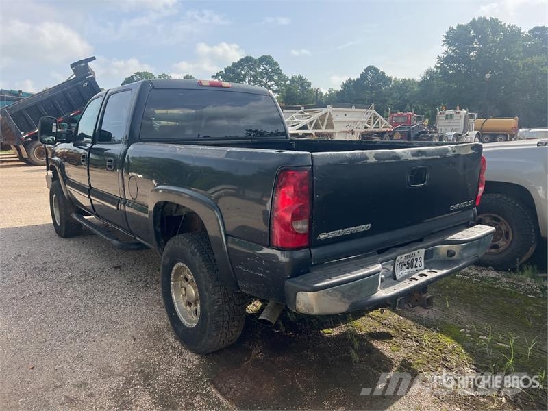 Chevrolet Silverado 2500HD LS 4x4 Crew Cab Pickup Altele