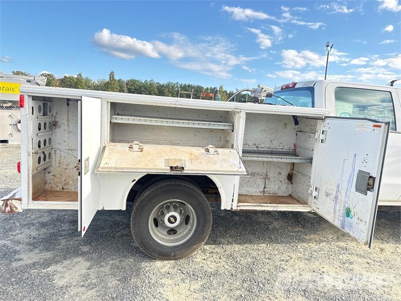 Chevrolet Silverado 2500HD 4x2 Crew Cab Utility Truck Vieglais kravas automobilis/izkraušana no sāniem