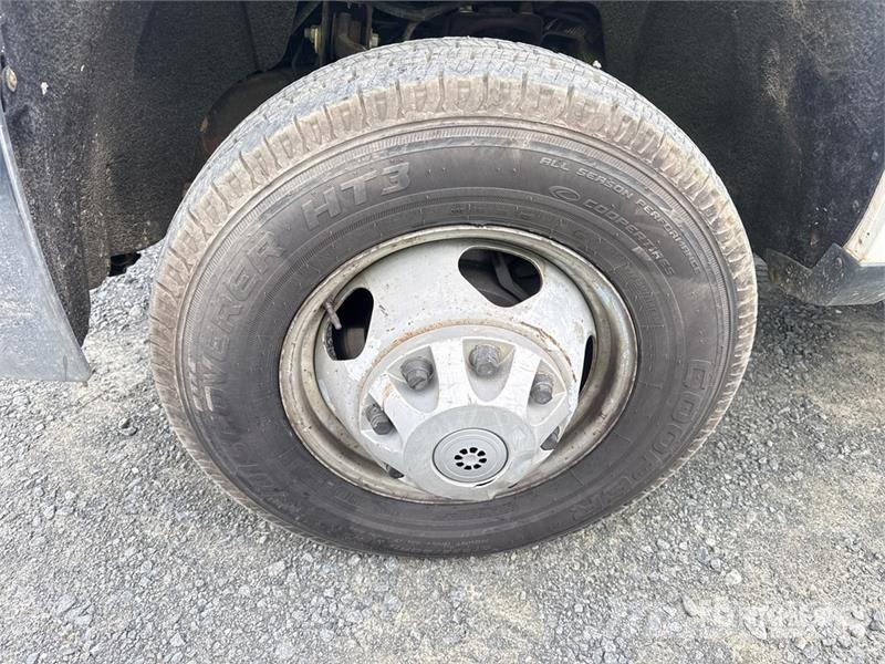 Chevrolet Silverado 2500HD 4x2 Crew Cab Utility Truck Vieglais kravas automobilis/izkraušana no sāniem