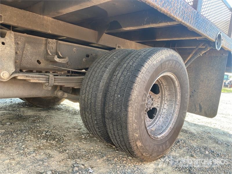 Chevrolet Silverado 2500HD 4x2 Flatbed Truck Platformas/izkraušana no sāniem