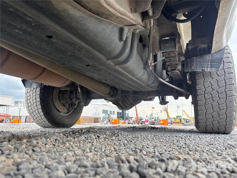 Chevrolet Silverado 2500 4x4 Crew Cab Pickup その他