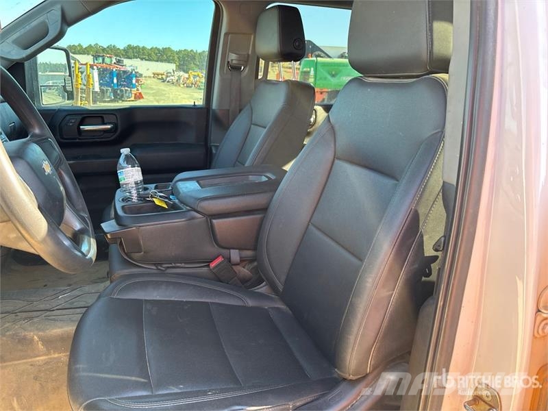 Chevrolet Silverado 2500 HD Custom 4x4 Crew Cab Pickup أخرى