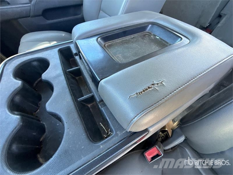 Chevrolet Silverado 2500HD HD 4x2 Crew Cab 100 gallon fuel t Utilitaire benne