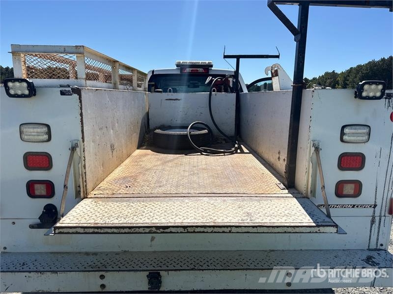 Chevrolet Silverado 2500HD HD 4x2 Crew Cab 100 gallon fuel t Utilitaire benne