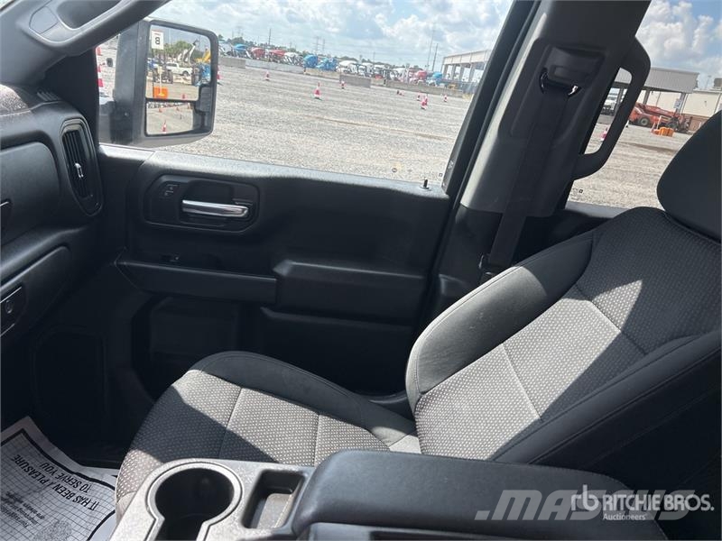 Chevrolet Silverado 2500HD 4x4 Extended Cab Utility Truck Pikaplar