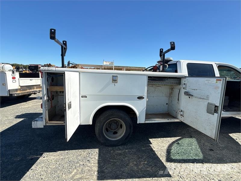 Chevrolet Silverado 2500HD HD 4x2 Crew Cab 100 gallon fuel t Utilitaire benne