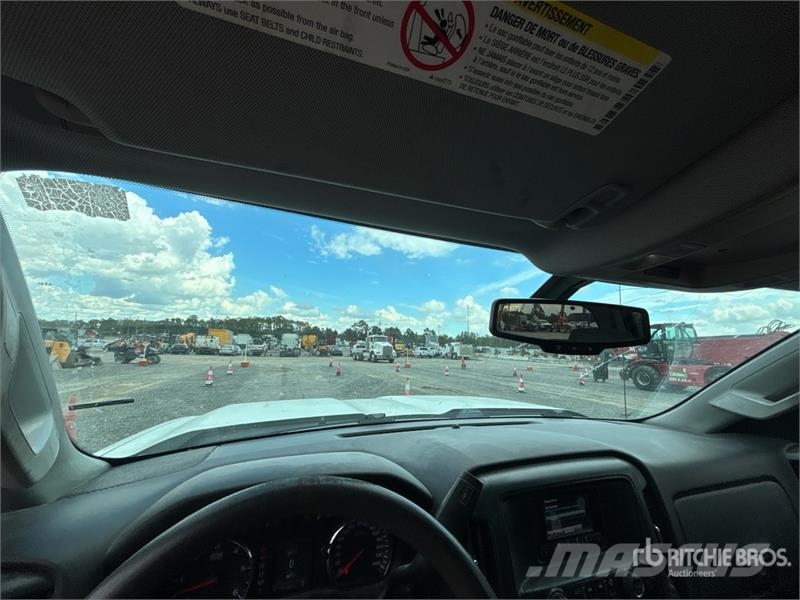 Chevrolet Silverado 2500 4x4 Crew Cab Pickup その他