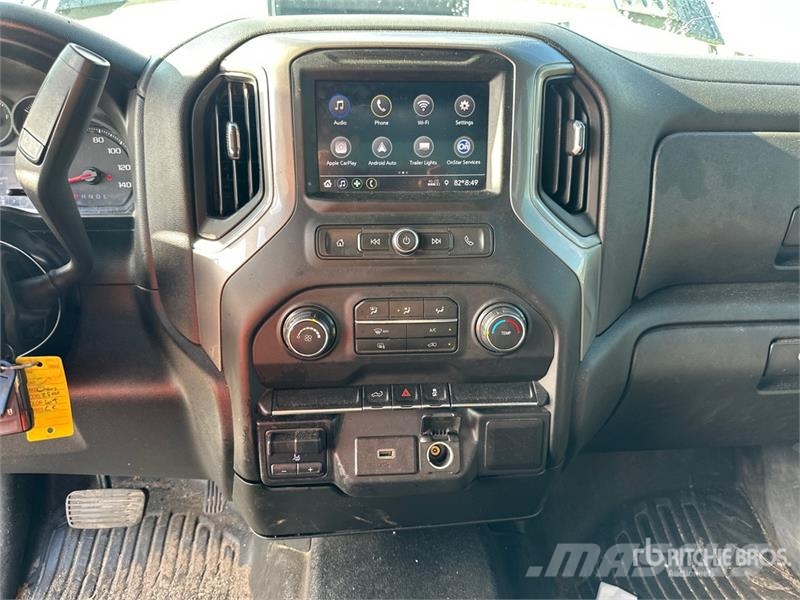 Chevrolet Silverado 2500 Custom 4x4 Crew Cab Pickup Další