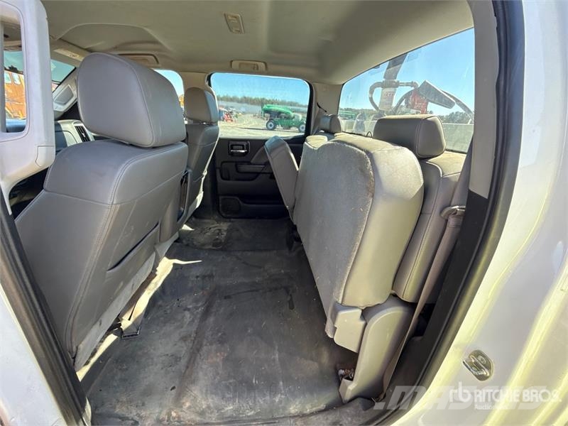 Chevrolet Silverado 2500HD HD 4x2 Crew Cab 100 gallon fuel t Utilitaire benne