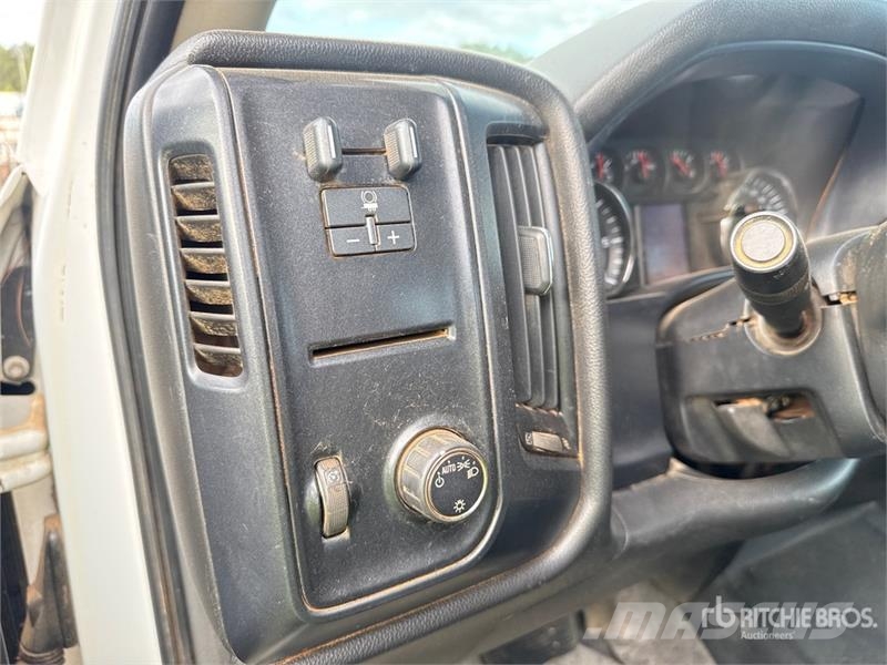 Chevrolet Silverado 2500HD 4x2 Crew Cab Utility Truck Vieglais kravas automobilis/izkraušana no sāniem