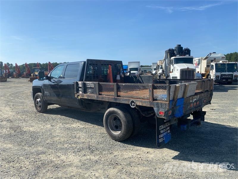 Chevrolet Silverado 2500HD 4x2 Flatbed Truck Platformas/izkraušana no sāniem