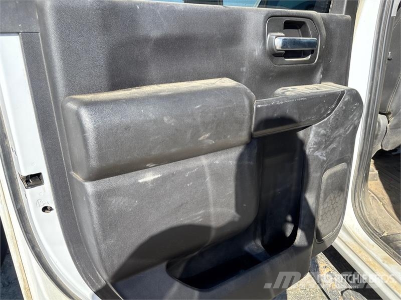 Chevrolet Silverado 2500 HD Custom 4x4 Crew Cab Pickup أخرى