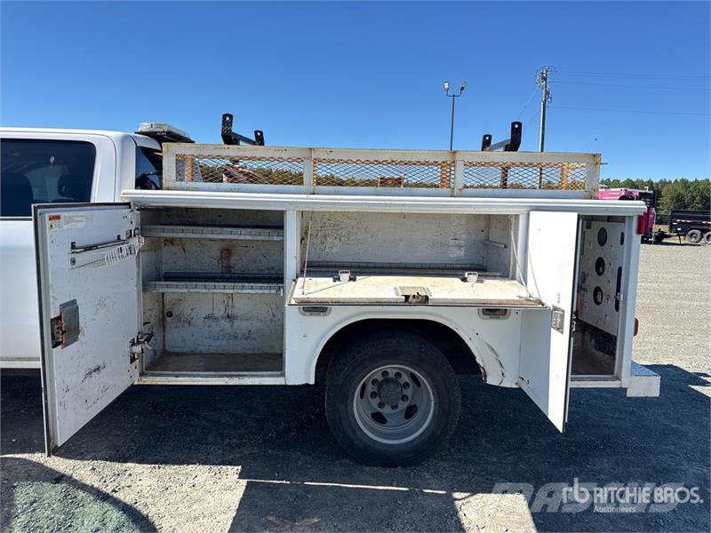 Chevrolet Silverado 2500HD HD 4x2 Crew Cab 100 gallon fuel t Utilitaire benne