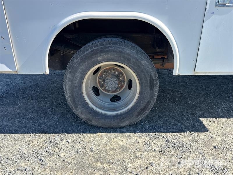 Chevrolet Silverado 2500HD HD 4x2 Crew Cab 100 gallon fuel t Utilitaire benne