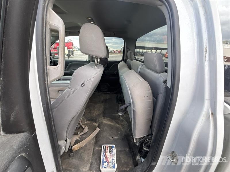 Chevrolet Silverado 2500 4x4 Crew Cab Pickup その他