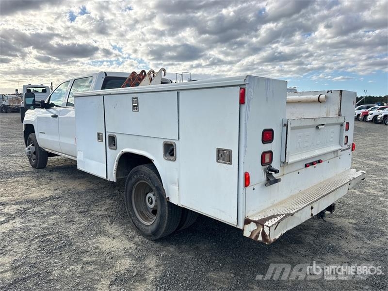Chevrolet Silverado 2500HD 4x2 Crew Cab Utility Truck Vieglais kravas automobilis/izkraušana no sāniem