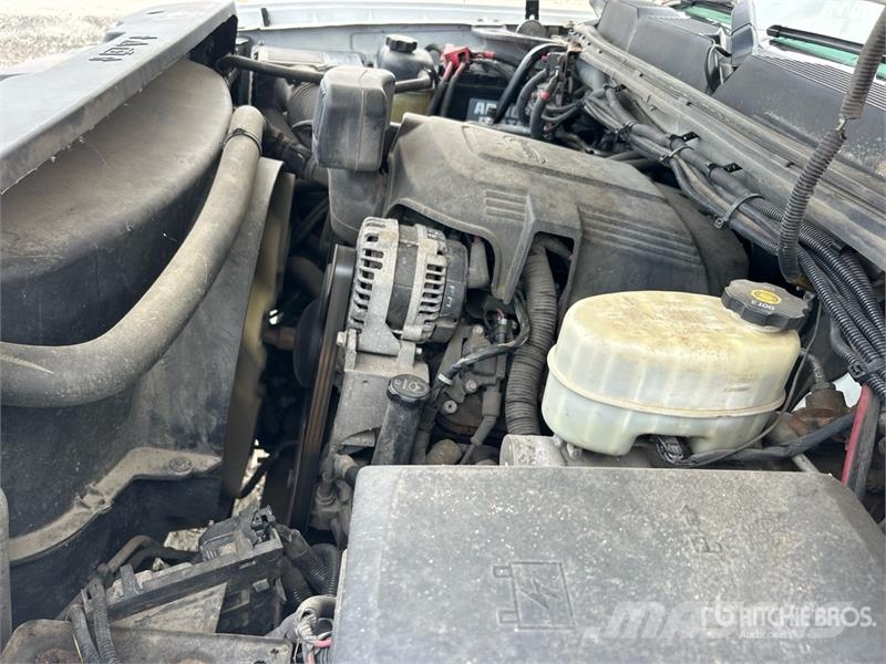 Chevrolet Silverado 2500HD 4x4 Crew Cab Utility Truck Madelkaubikud