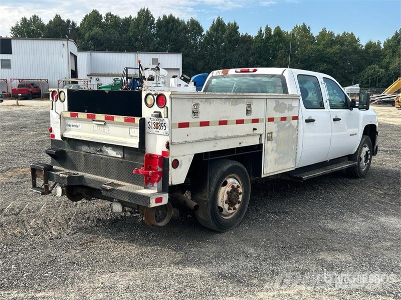 Chevrolet Silverado 2500HD 4x4 Crew Cab Utility Truck Madelkaubikud
