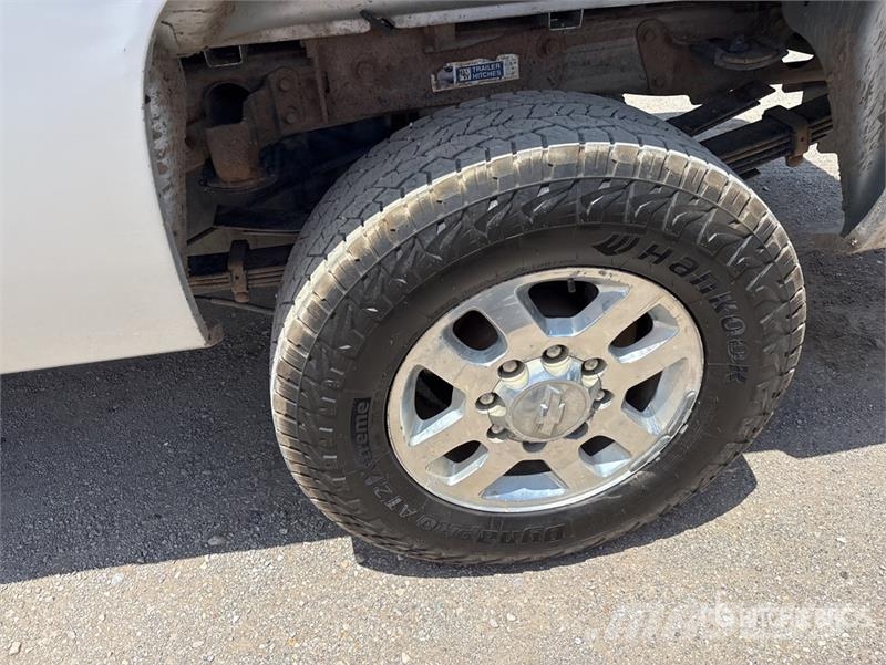 Chevrolet Silverado 3500HD 4x4 Extended Cab Pickup Outro