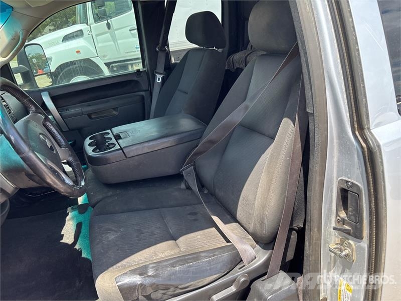 Chevrolet Silverado 3500HD 4x4 Extended Cab Pickup Outro