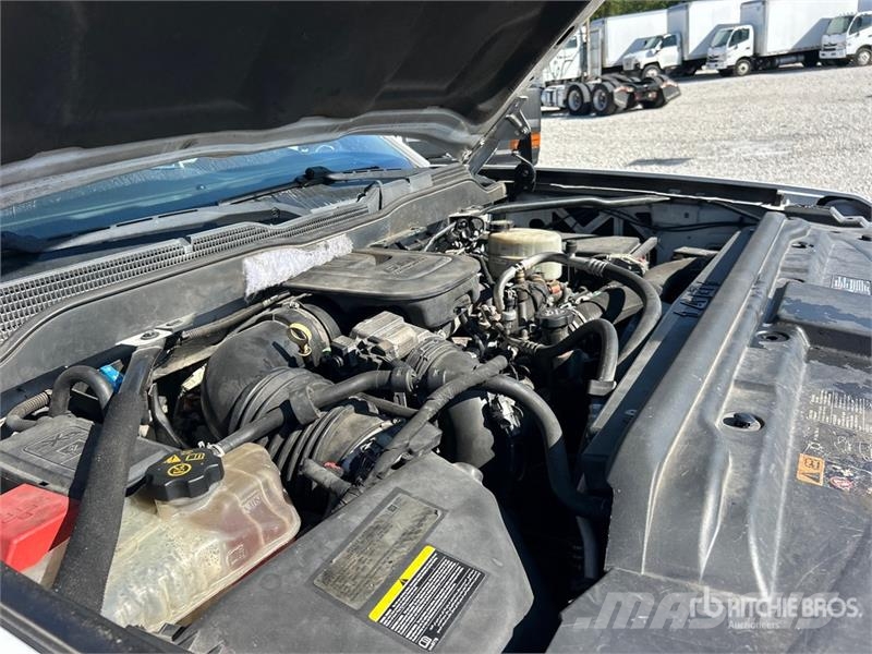Chevrolet Silverado 3500HD Platós / Ponyvás teherautók