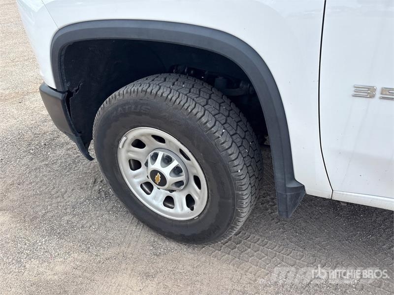 Chevrolet Silverado 3500HD 4x4 Crew Cab Pickup Andere Transporter