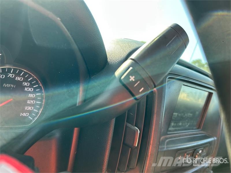 Chevrolet Silverado 3500HD Platós / Ponyvás teherautók