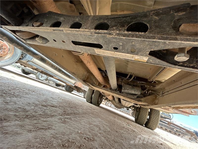 Chevrolet Silverado 3500HD 4x4 Crew Cab Service Truck Vehículos municipales multiusos