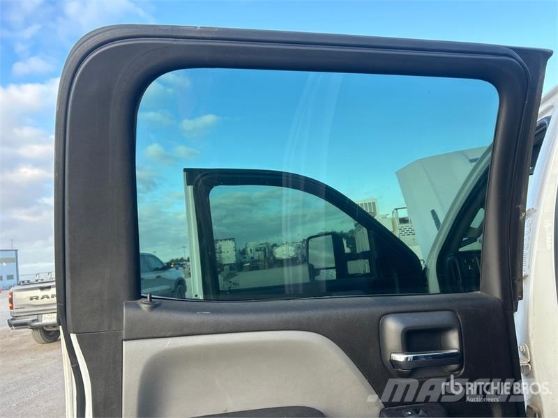 Chevrolet Silverado 3500HD Lastbil med lad/Flatbed
