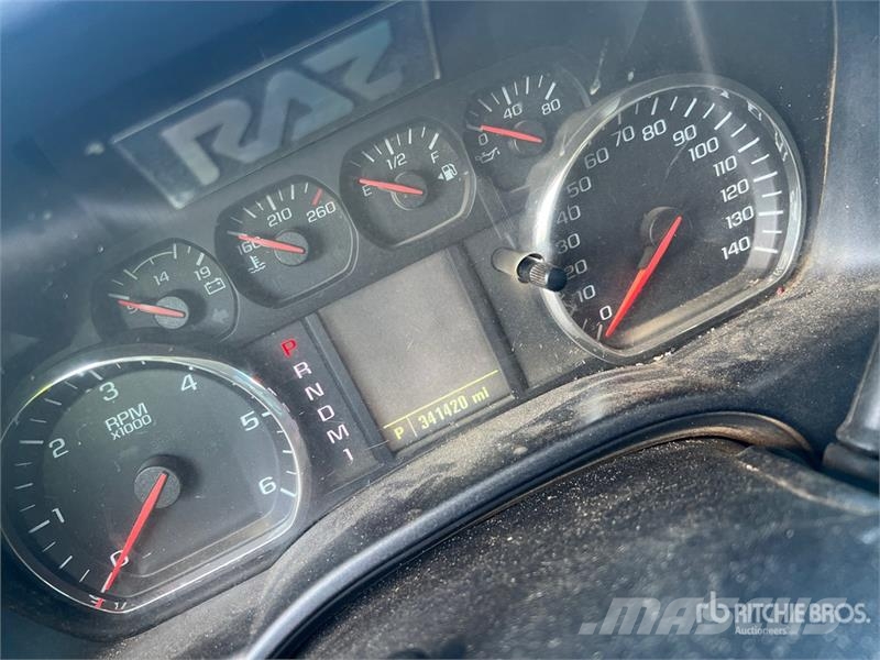 Chevrolet Silverado 3500HD Vieglais kravas automobilis/izkraušana no sāniem