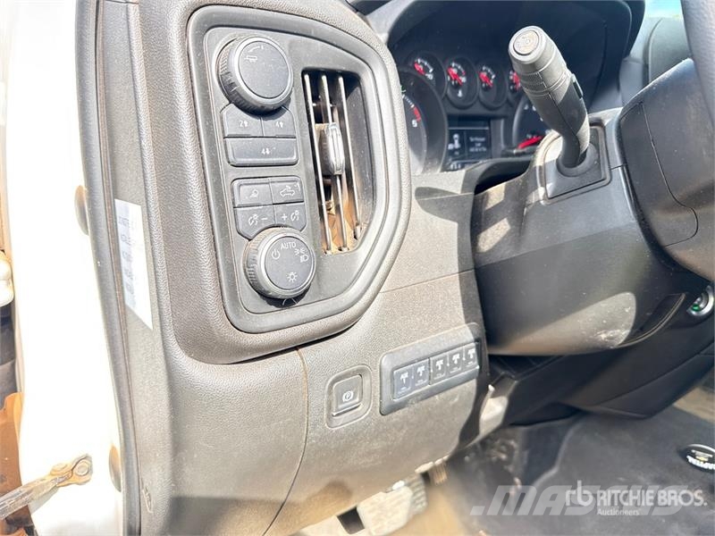 Chevrolet Silverado 3500HD Vieglais kravas automobilis/izkraušana no sāniem