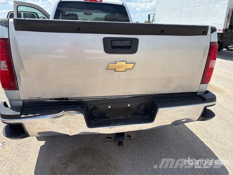 Chevrolet Silverado 3500HD 4x4 Extended Cab Pickup Outro