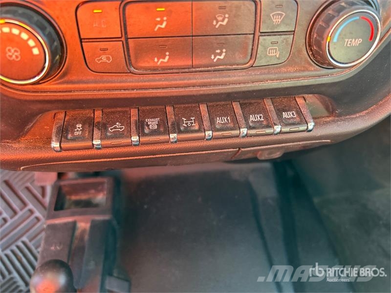 Chevrolet Silverado 3500HD Platós / Ponyvás teherautók