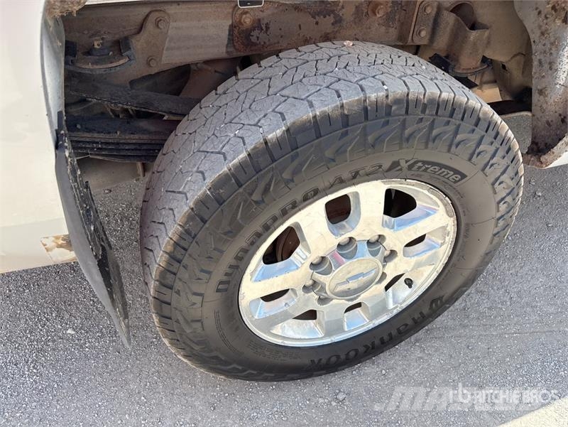 Chevrolet Silverado 3500HD 4x4 Extended Cab Pickup Outro