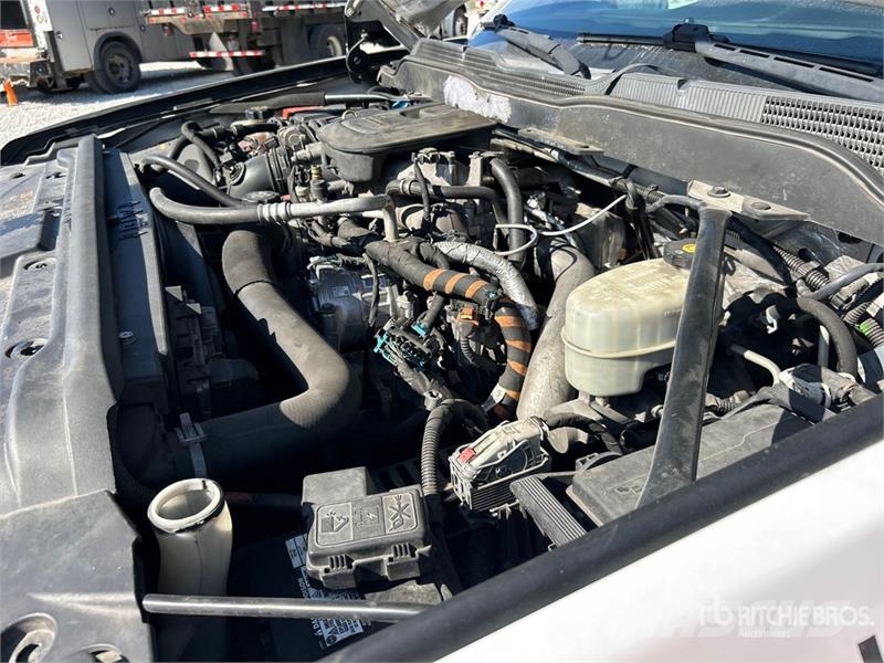 Chevrolet Silverado 3500HD Platós / Ponyvás teherautók