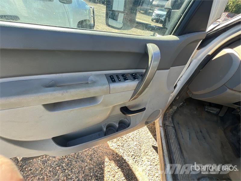 Chevrolet Silverado 3500HD Vieglais kravas automobilis/izkraušana no sāniem