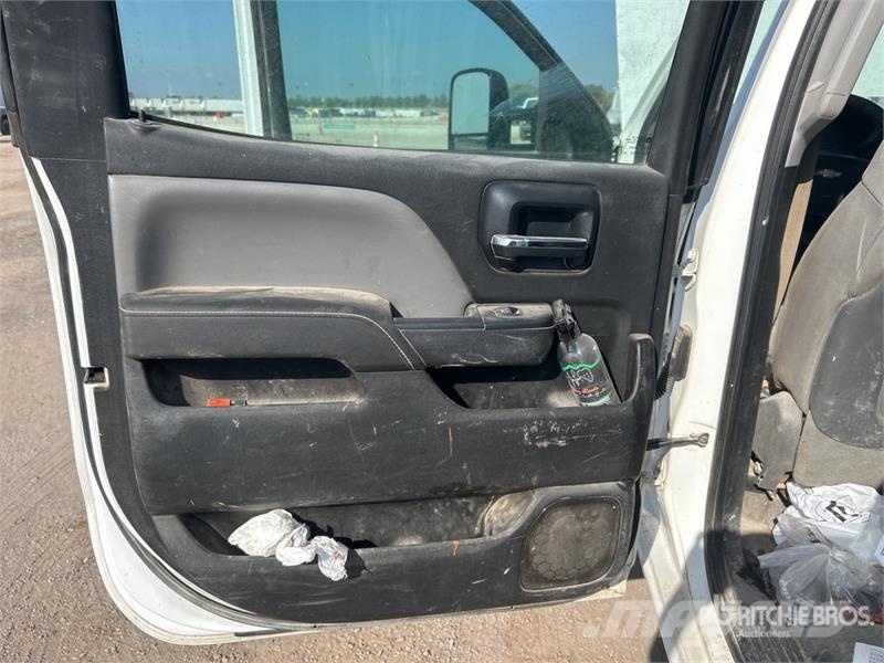 Chevrolet Silverado 3500HD 4x2 Crew Cab Cab and Chassis Cabine en interieur