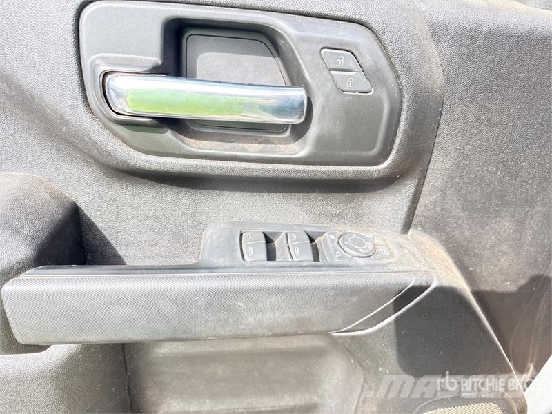 Chevrolet Silverado 3500HD Vieglais kravas automobilis/izkraušana no sāniem
