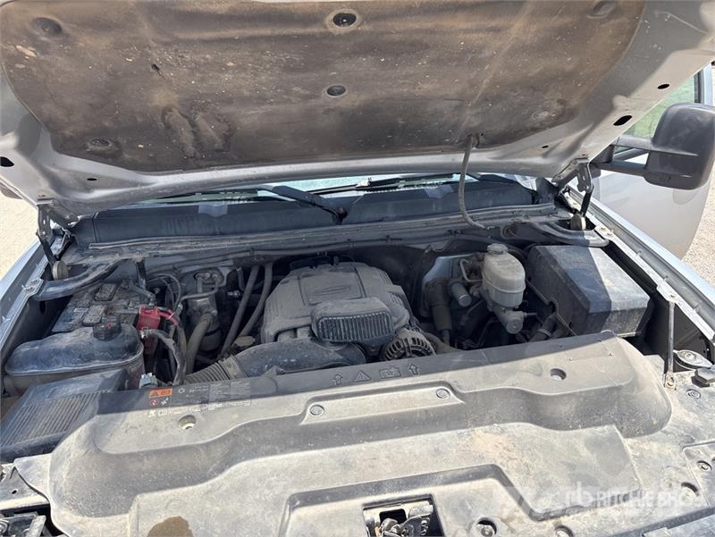 Chevrolet Silverado 3500HD 4x4 Extended Cab Pickup Outro