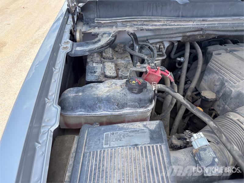 Chevrolet Silverado 3500HD 4x4 Extended Cab Pickup Outro