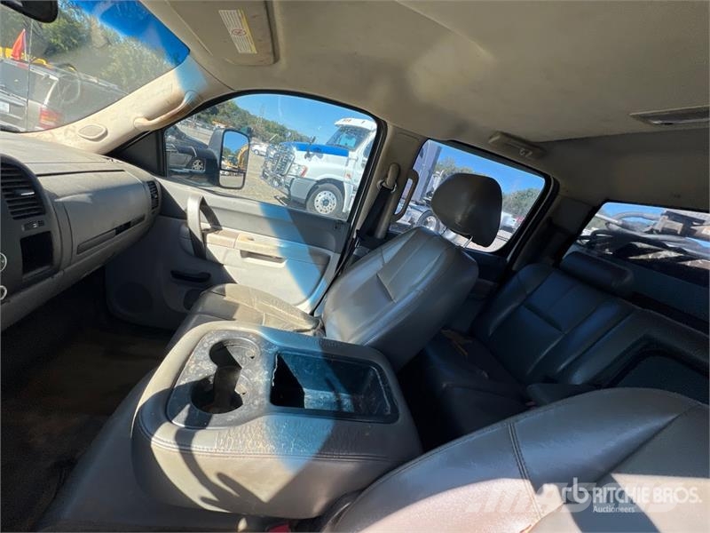 Chevrolet Silverado 3500HD Vieglais kravas automobilis/izkraušana no sāniem