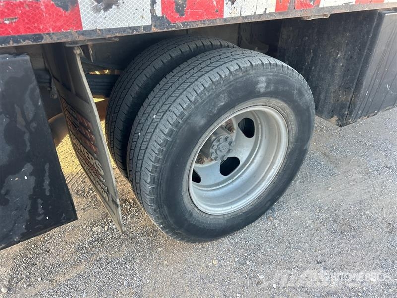 Chevrolet Silverado 3500HD Lastbil med lad/Flatbed