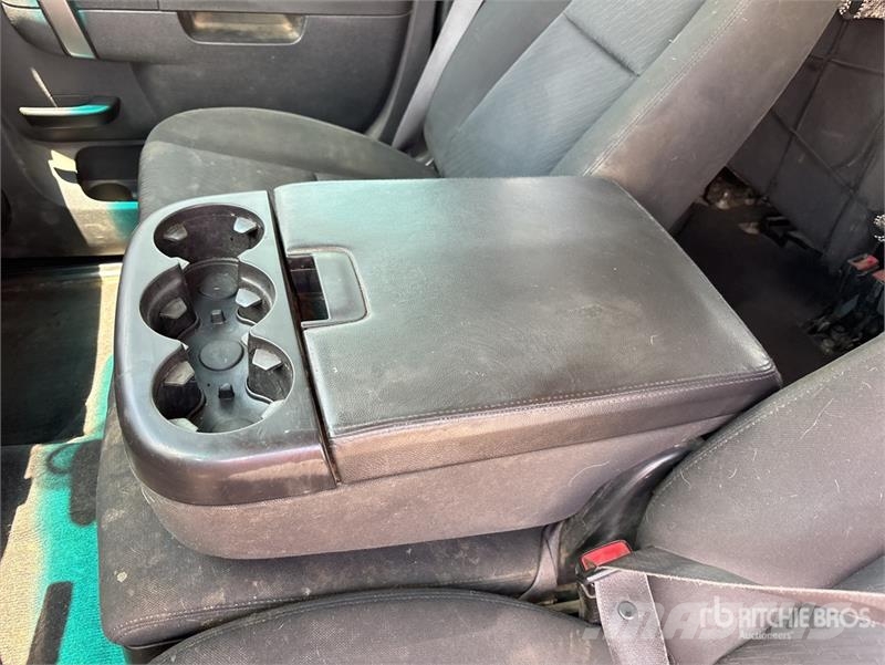 Chevrolet Silverado 3500HD 4x4 Extended Cab Pickup Outro