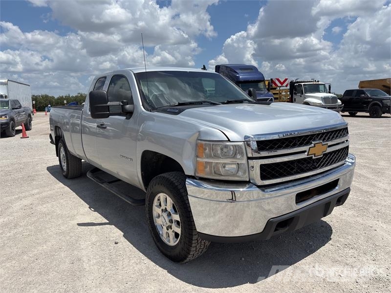 Chevrolet Silverado 3500HD 4x4 Extended Cab Pickup Outro